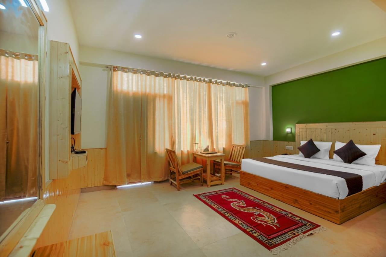 Wander Nest Luxurious With Mountain Peaks And Waterfall View Hotel