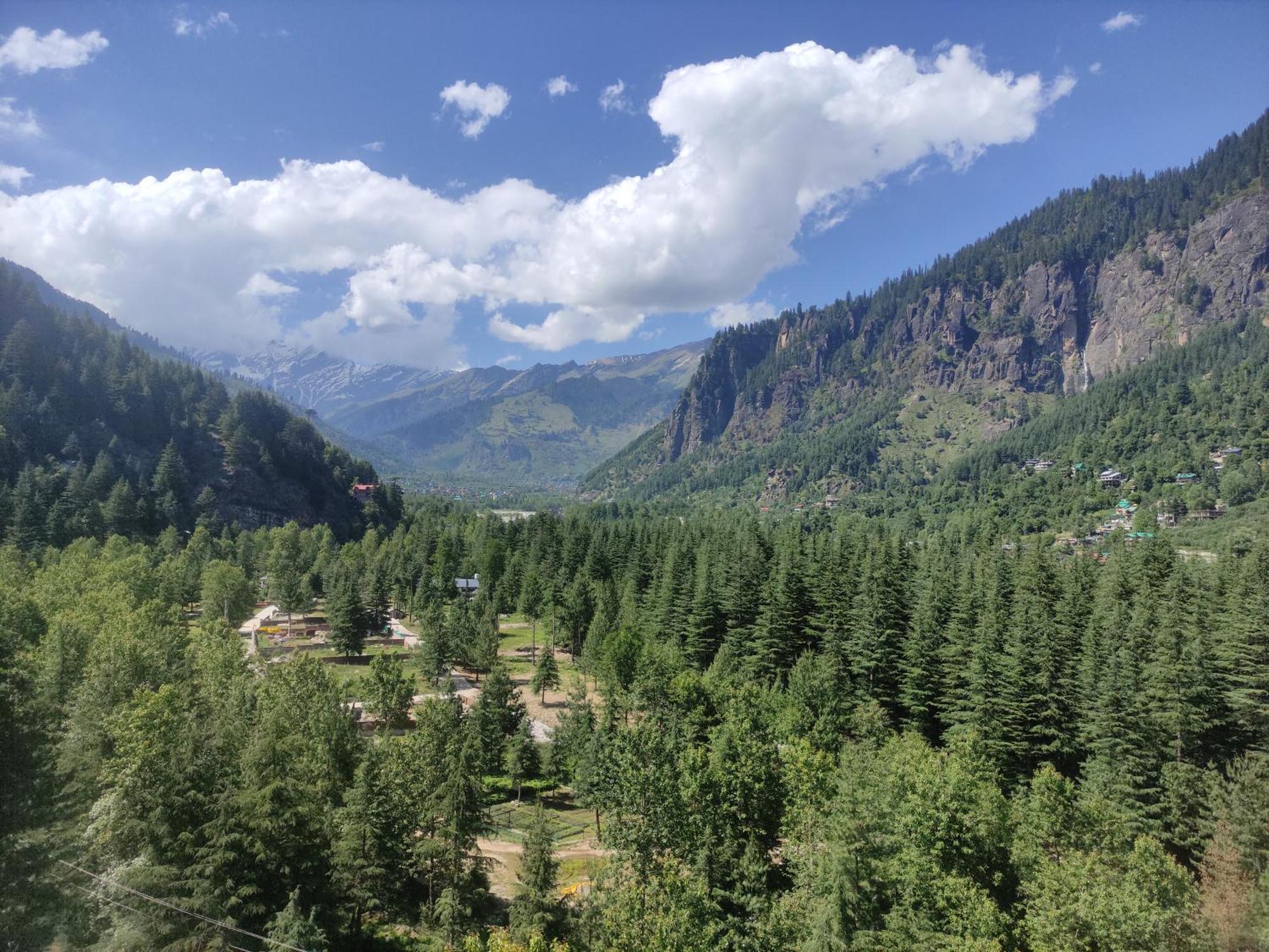 Hotel Wander Nest Luxurious With Mountain Peaks And Waterfall View